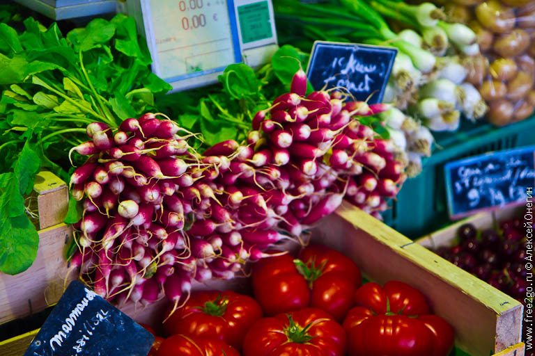 Рынок Marche Provencal - Антиб, Франция. фото