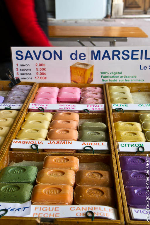 Рынок Marche Provencal - Антиб, Франция. фото