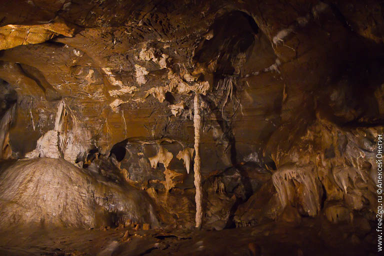 Карстовые пещеры - Тойрано, Италия. фото
