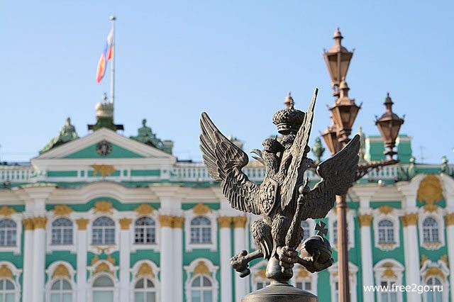 Орел санкт петербург. Двуглавый Орел Эрмитаж. Двуглавый Орел Санкт-Петербург. Двуглавый Орел на Дворцовой площади Эрмитаж. Двуглавый Орел на воротах Эрмитажа.