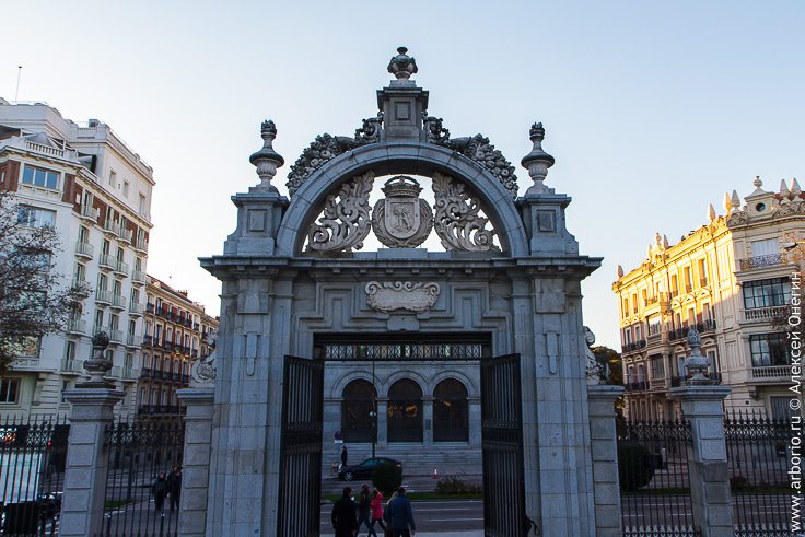 Мадрид: Монструозная Мощь Монументальности фото