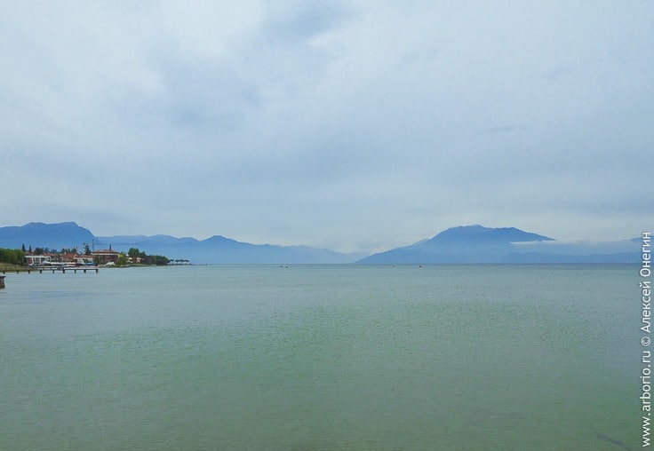 Сирмионе, город на озере Гарда фото