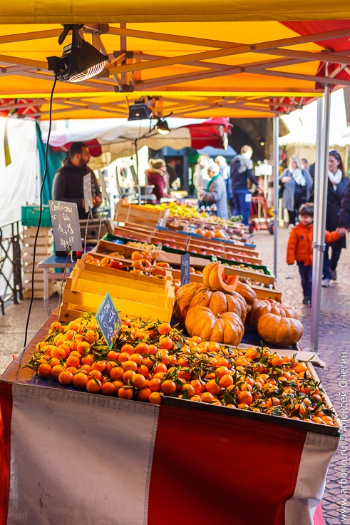 Уличный рынок в Анси фото