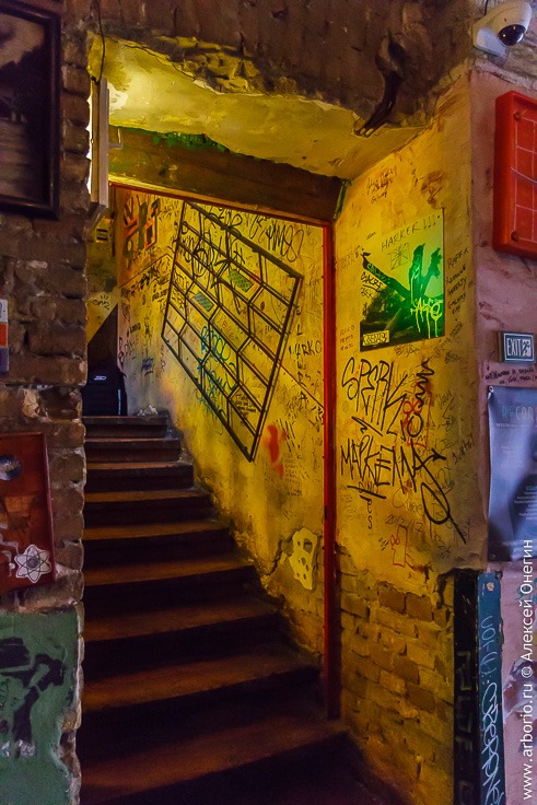 Руин бары Будапешта: из говна и палок фото