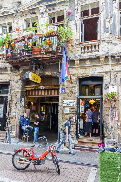 Руин бары Будапешта: из говна и палок фото