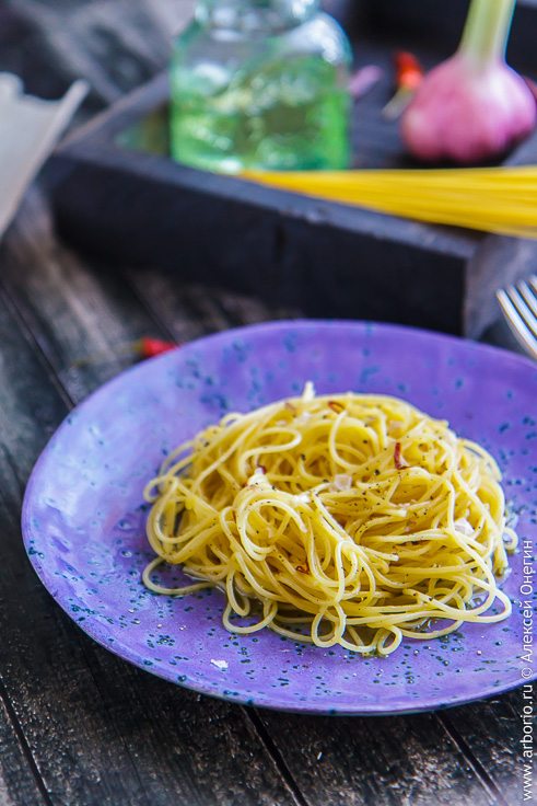 Спагетти с оливковым маслом - фото