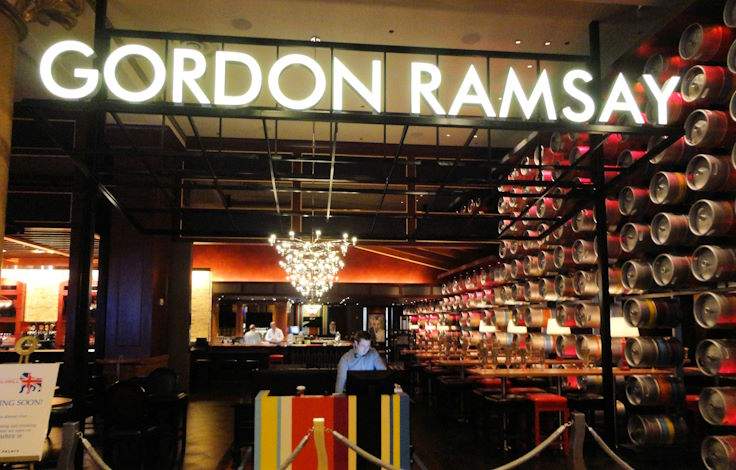 Ресторан Gordon Ramsay Интерьер ресторана Gordon Ramsay с вывеской у входа