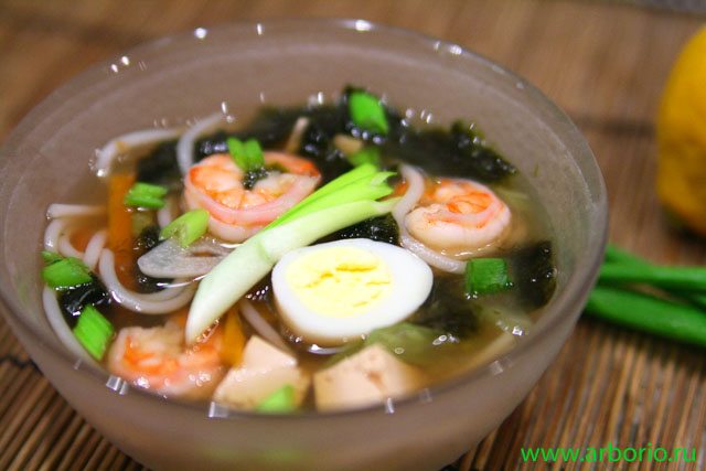 Тайский суп с морепродуктами и рисовой лапшой