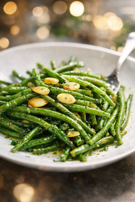 Отварная стручковая фасоль, ярко-зелёная и хрустящая