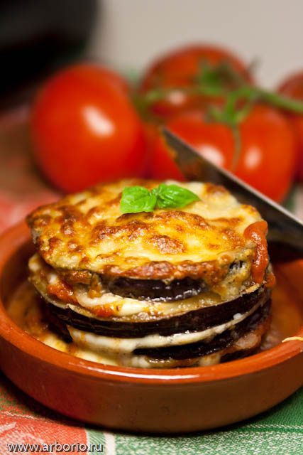 Баклажаны, запеченные в духовке с помидорами, сыром и ветчиной