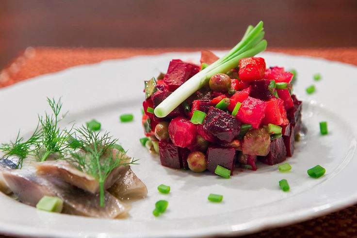 Винегрет - классический рецепт с горошком: правильная заправка и вкус детства Винегрет классический с горошком и солёными огурцами - овощной салат кубиком с зелёным луком