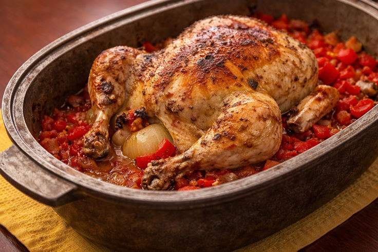 Запечённая курица с помидорами - рецепт курицы в духовке Запечённая курица с помидорами - курица в духовке с луком, чесноком и ароматным соусом