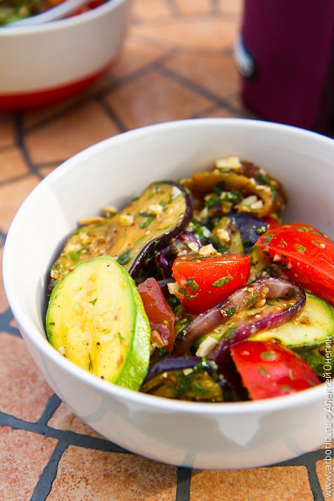 Форель на сковороде-гриль с весенним салатом