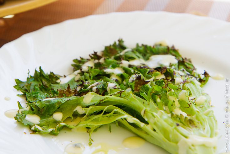 Салат на гриле с соусом из голубого сыра - фото