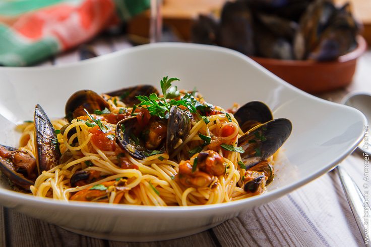 Спагетти с мидиями в пикантном соусе - фото