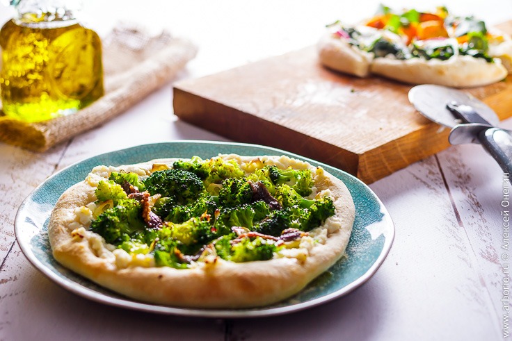 Белая пицца с овощами - фото