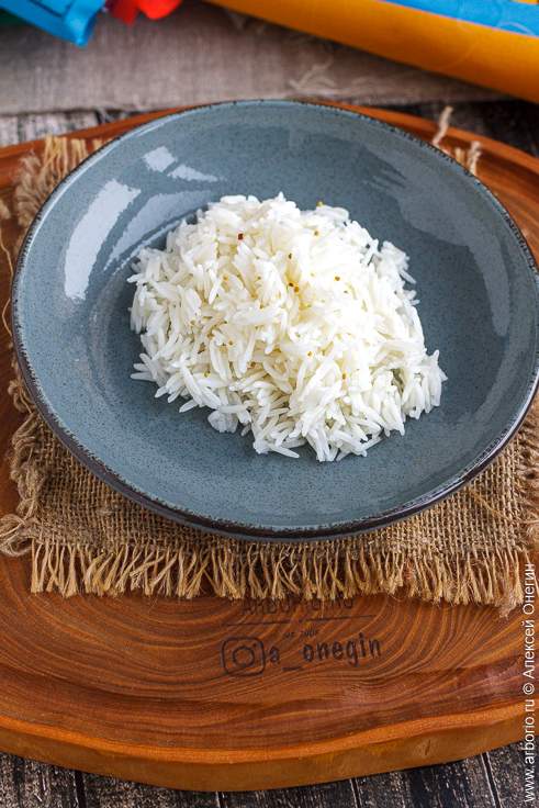 Готовый рассыпчатый рис басмати на гарнир Рассыпчатый рис басмати на тарелке после варки