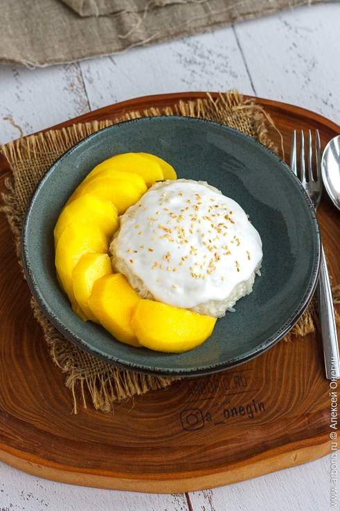 Вкусный клейкий рис с манго на тарелке